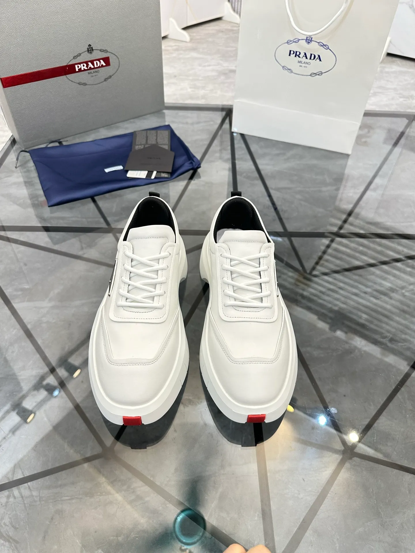 Selling men's shoes 💰: 💰P560¥ High-end top quality Product trademark: Prada * "Prada*" low-top casual shoes Regular size: 35-45 (can be customized to 46) Couple style Product material: imported first-layer cowhide leather upper, breathable lining, original outsole. No.: H201